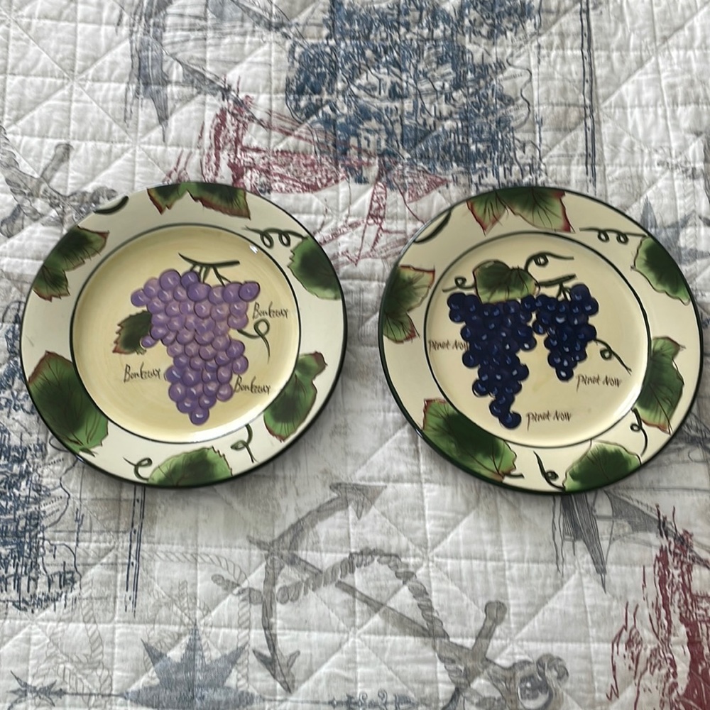 Style-eyes plates. Grape and vine leaf design.